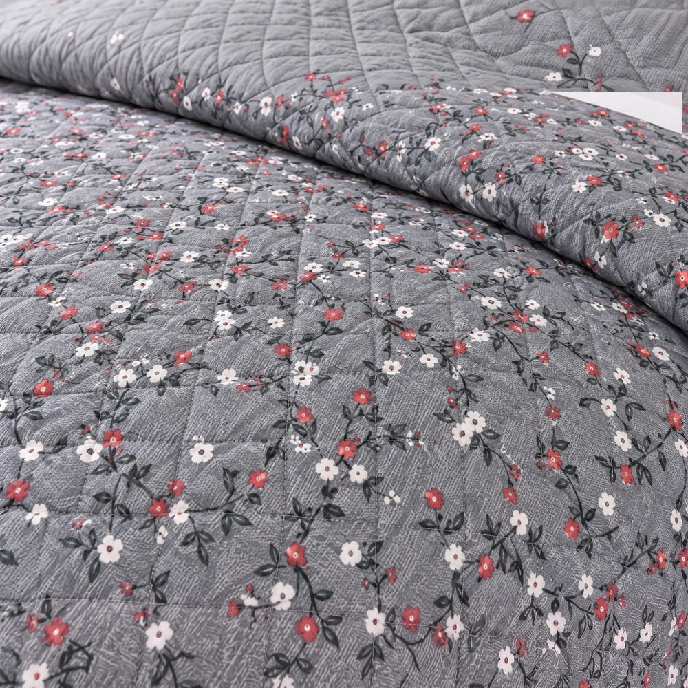 Ultrasonic 1-Piece Printed Quilt in gray with red and white floral pattern, 220 x 200 cm for bed use