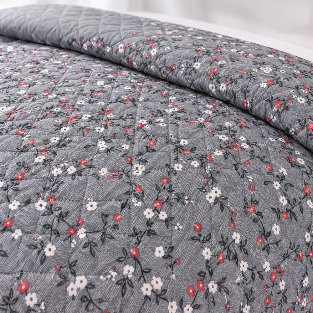 Ultrasonic 1-Piece Printed Quilt in grey with white and red floral pattern, size 220 x 200 cm
